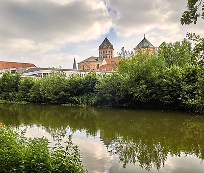 Die Osnabrücker Rund-Tour verknüpft einige der besten Ausflugsziele der Friedensstadt Osnabrück mit reizvollen Naturerlebnissen im UNESCO Natur- und Geopark TERRA.vita. Zu den Highlights der 48 km langen kompakten Radrundfahrt im Osnabrücker Land gehört auch der Dom St. Peter.