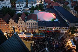 Der Marktplatz ist beliebter Anlaufpunkt für Maiwochen-Besucher. Die große Handwerksbühne vor dem Rathaus, das Alando-Maidorf und die zahlreichen Gastronomiestände laden zum Feiern und Verweilen ein.