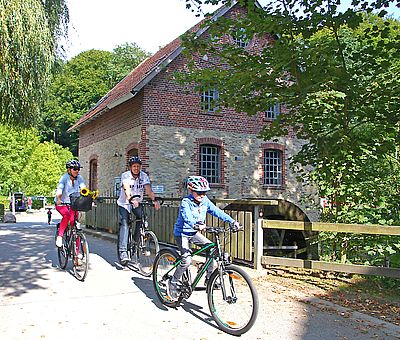 Die Osnabrücker Rund-Tour verknüpft einige der besten Ausflugsziele der Friedensstadt Osnabrück mit reizvollen Naturerlebnissen im UNESCO Natur- und Geopark TERRA.vita. Zu den Highlights der 48 km langen kompakten Radrundfahrt im Osnabrücker Land gehört auch die Nackte Mühle.