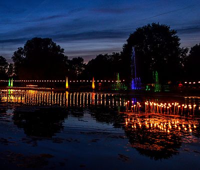 Lassen Sie sich von Licht, Show und Musik verzaubern. Beim Fest der 1000 Fackeln im Kurpark Bad Laer verbringen Sie wunderschöne Sommernächte in bezaubernder Atmosphäre.